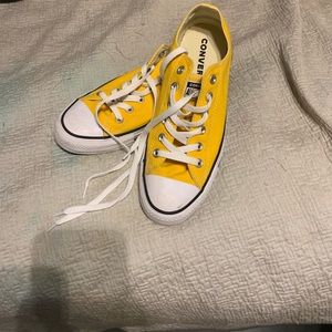 Yellow low-top converse